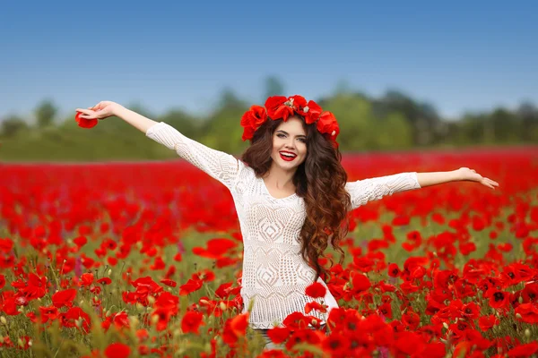 Bela mulher sorridente feliz braços abertos em natur campo de papoula vermelha — Fotografia de Stock