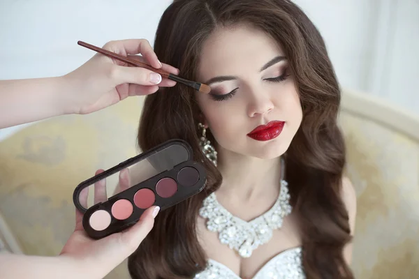 Beautiful bride wedding with makeup and curly hairstyle. Stylist — Stock Photo, Image