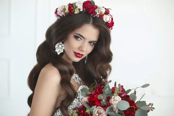 Maquiagem. Penteado de casamento. Mulher morena noiva bonita com b — Fotografia de Stock