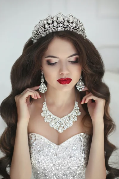 Hermoso maquillaje de novia, joyas de moda. Mujer morena elegante — Foto de Stock