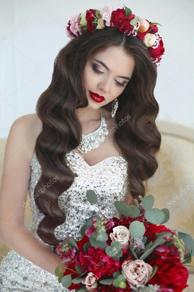 Makiyazh Svadebnye Pricheski Prekrasnaya Nevesta Dlinnye Volnistye Volosy Bru Stokovoe Foto C Victoriaandrea 113148472