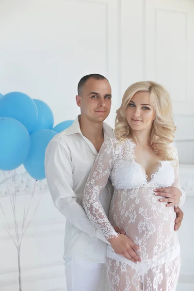 Hermosa joven pareja esperando bebé, familia feliz posando con —  Fotos de Stock