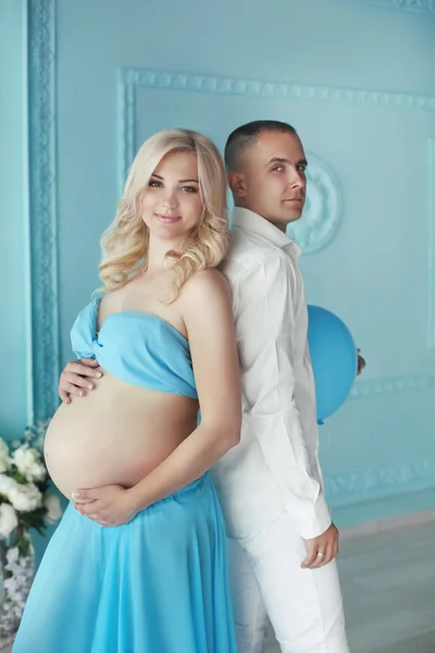 Embarazada. Hermosa pareja joven esperando un bebé, familia feliz. m — Foto de Stock
