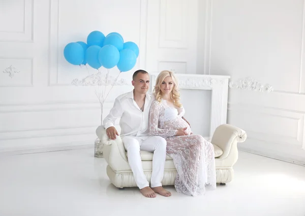 Vackert ungt par väntar barn, lycklig familj poserar med — Stockfoto