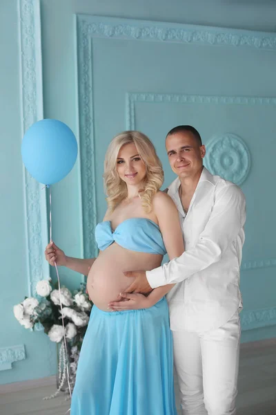 Grávida. Belo jovem casal esperando bebê, família feliz. B — Fotografia de Stock