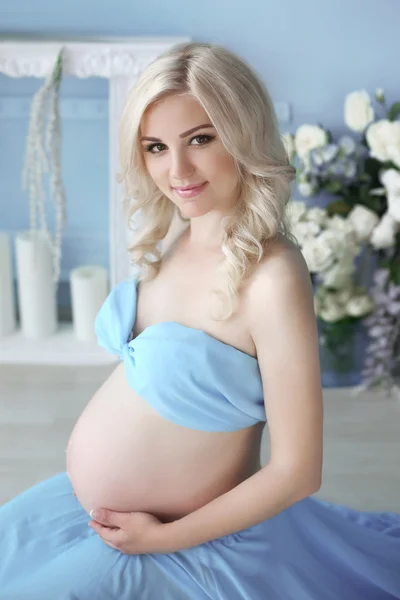 Atractiva mujer embarazada sonriente feliz vistiendo en tela draper — Foto de Stock