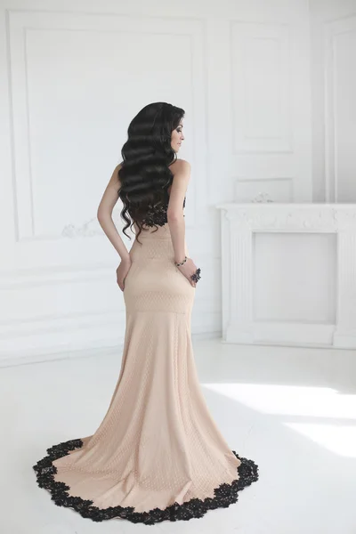 Elegant lady in dress. Beautiful fashion brunette woman in prom — Stock Photo, Image