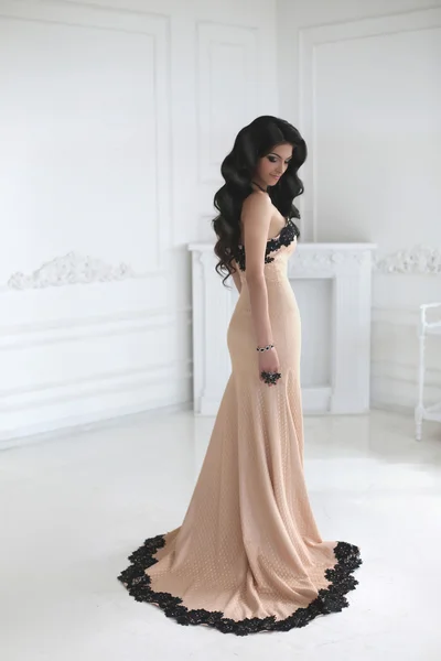 Hermosa mujer morena de moda en vestido elegante con onda larga —  Fotos de Stock