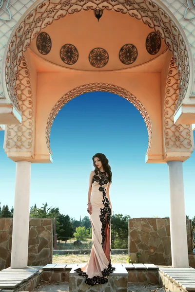 Vacker mode brunett kvinna i elegant klänning med lång vågig — Stockfoto