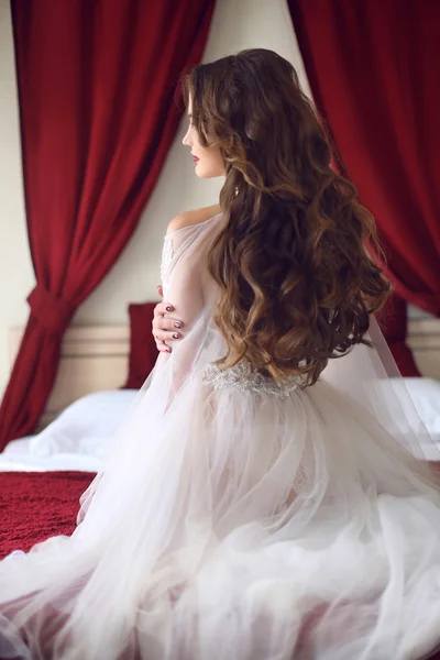 花嫁の美しいブルネット巻き毛スタイル ウェディング ポートレート — ストック写真