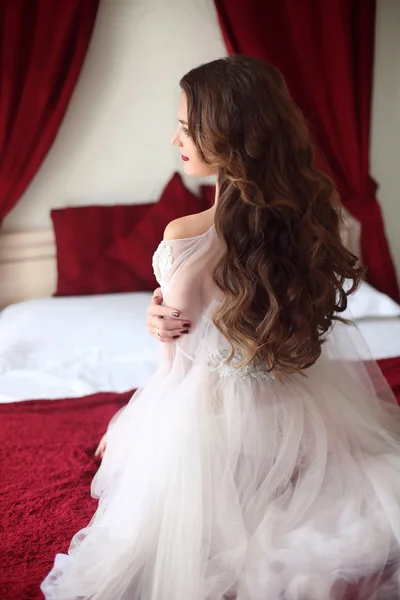 Acconciatura da sposa. Bellissimo ritratto di sposa con capelli ricci styl — Foto Stock