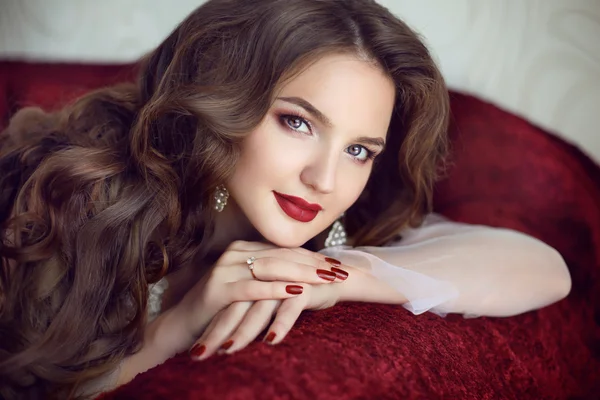 Hermosa mujer novia morena. Maquillaje de boda. Rojo manicura na — Foto de Stock