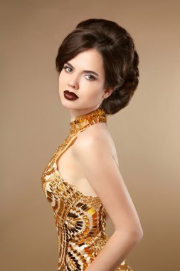 Güzellik makyaj. Saç modeli. Altın elbise izole o kadın moda