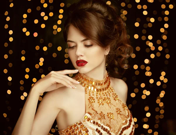 Maquiagem. Mulher bonita em moda vestido dourado. Maravilhoso — Fotografia de Stock