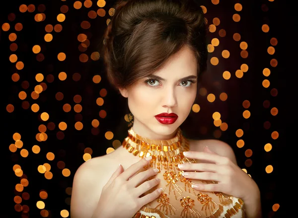 Maquillage beauté. Elégante dame en or. Des bijoux dorés. Mode sty — Photo