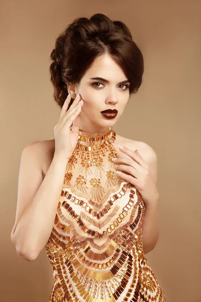 Makijaż piękno. Fryzurę. Kobieta moda na białym tle o złota sukienka — Zdjęcie stockowe