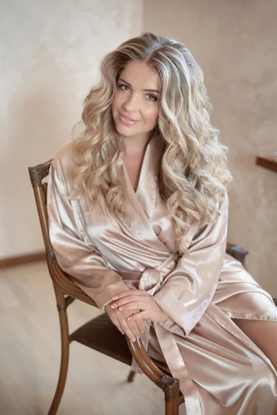 Coiffure de mariage bouclée. Belle mariée souriante fille avec longue — Photo