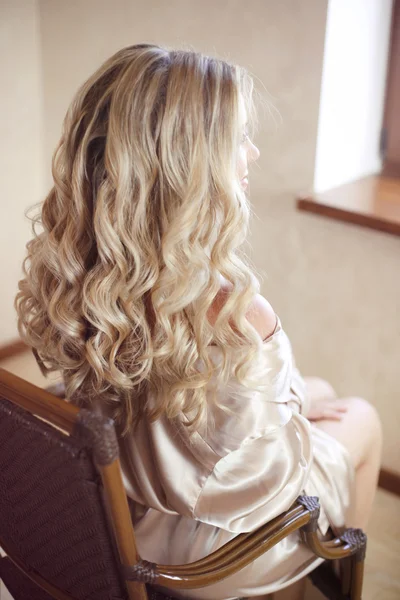 Zdrowe włosy. Kręcone fryzury długie. Widok z Blond włosy z tyłu. ha — Zdjęcie stockowe