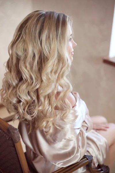 Cabello sano. Peinado largo rizado. Vista trasera de los pelos rubios. ¡ja! — Foto de Stock