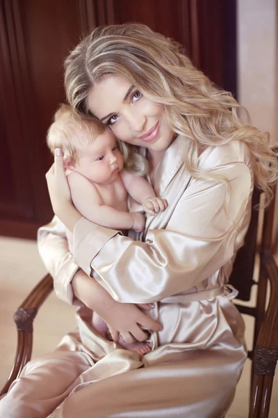 Bela mãe com bebé. Mamãe abraçando seu filho filha. Happ... — Fotografia de Stock