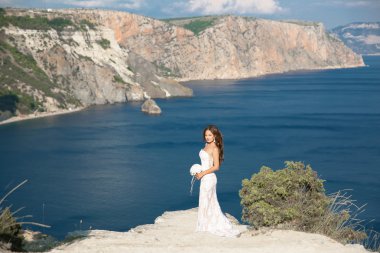 Gelinlik güzel gelin açık havada fotoğraf. manzara backg
