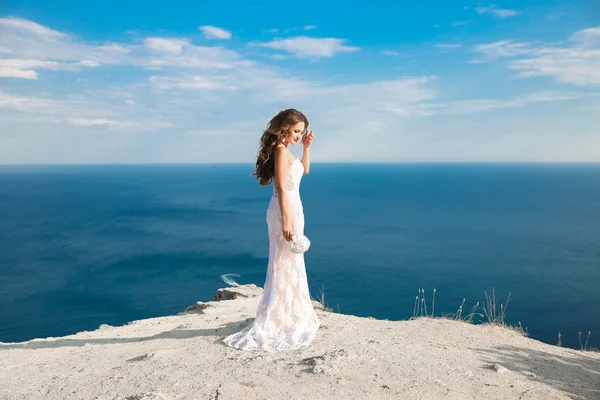 Hermosa novia en vestido de novia al aire libre foto. paisaje backg —  Fotos de Stock