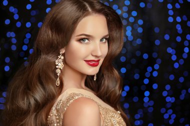 Güzel şık bir model esmer uzun dalgalı saç ve takı