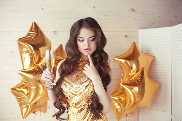 Festa celebrazione, splendida giovane donna in abito d'oro pensando — Foto Stock