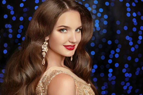 Mooie elegante model brunette met lang golvend haar en sieraden — Stockfoto