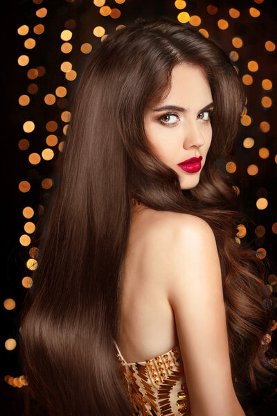 Здоровые волосы. Макияж. Девушка-брюнетка с длинными волосами
