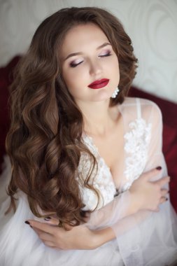 Güzel esmer gelin kadın. Düğün makyaj. Çekici genç