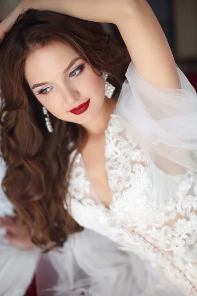 Schöne lächelnde Braut. Hochzeitsschminke. attraktiver Nachwuchs — Stockfoto