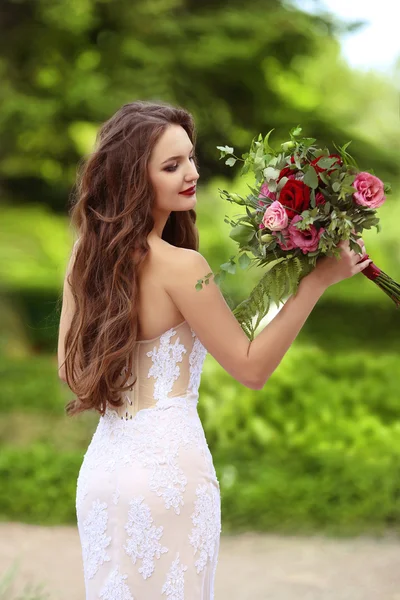 Portrait de mariage de belle mariée heureuse avec de longs cheveux ondulés nous — Photo