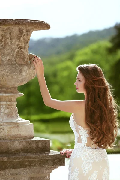 Noiva. Casamento ao ar livre retrato de linda noiva morena com — Fotografia de Stock