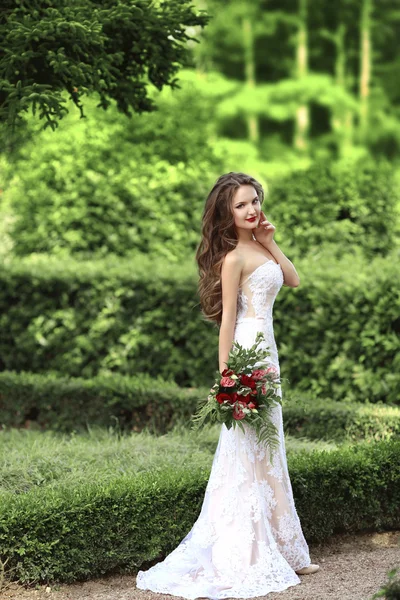 Retrato de boda de novia hermosa con el pelo ondulado largo usando —  Fotos de Stock