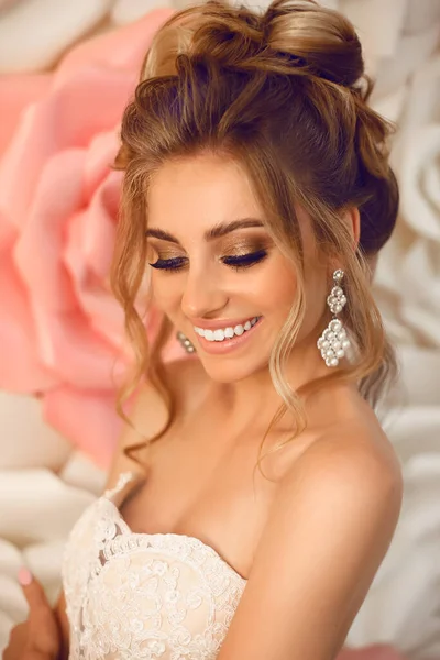 Attractive Young Bride Makeup Fashion Wedding Hairstyle Closeup Portrait Young — Stock Photo, Image