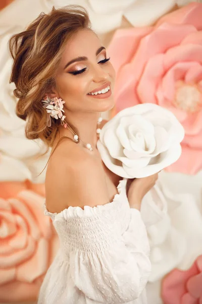 Belle Jeune Mariée Avec Maquillage Coiffure Mariage Mode Gros Portrait — Photo