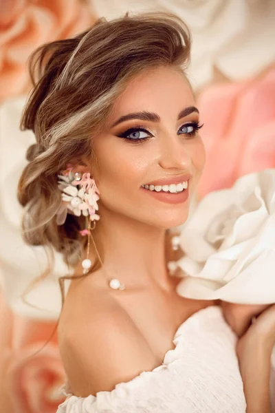 Belle Jeune Mariée Avec Maquillage Coiffure Mariage Mode Gros Portrait — Photo