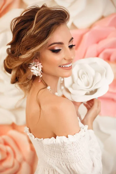 メイクやファッション結婚式の髪型と美しい若い花嫁 バラの花の上に若い豪華な女性のクローズアップ肖像画 スタジオショット — ストック写真