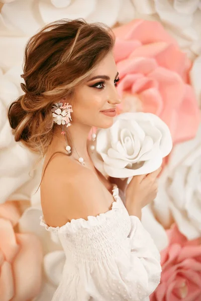 漂亮的年轻新娘化着妆 留着时尚的婚纱 年轻美丽女子在玫瑰花上的画像 工作室拍摄 — 图库照片