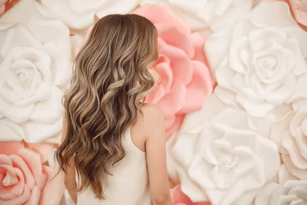 Όμορφα Μακριά Κυματιστά Μαλλιά Νύφη Γάμο Χτένισμα Πάνω Από Λουλούδια — Φωτογραφία Αρχείου