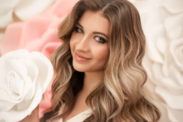 Hermoso Pelo Retrato Belleza Mujer Sonriendo Con Maquillaje Peinado Largo — Foto de Stock