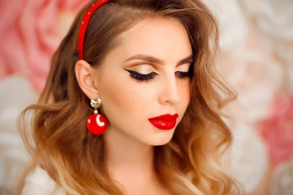 Krása Portrét Dívky Perfektní Make Červené Šperky Krásná Modelka Dlouhým — Stock fotografie
