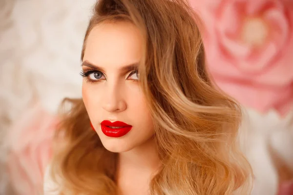 Piękny Portret Dziewczyny Doskonałym Makijażem Czerwoną Biżuterią Piękna Modelka Długimi — Zdjęcie stockowe