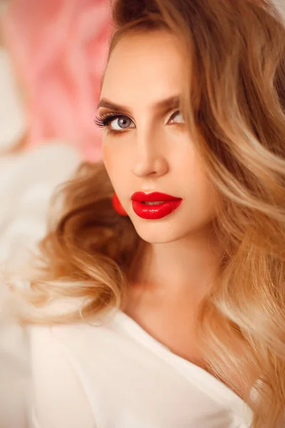 Skönhetsporträtt Flicka Med Perfekt Makeup Och Röda Smycken Vacker Modell — Stockfoto