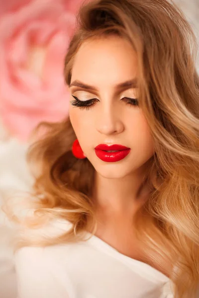 Belleza Retrato Niña Con Maquillaje Perfecto Joyas Rojas Hermosa Mujer — Foto de Stock