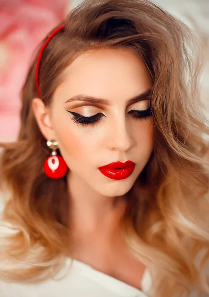 Belleza Retrato Niña Con Maquillaje Perfecto Joyas Rojas Hermosa Mujer — Foto de Stock