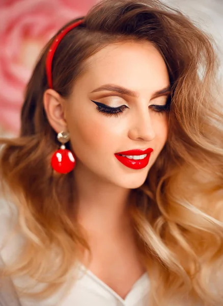 Belleza Retrato Niña Con Maquillaje Perfecto Joyas Rojas Hermosa Mujer — Foto de Stock