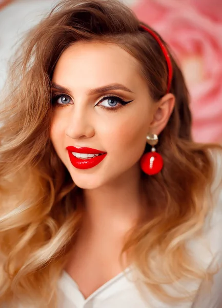 具有完美妆容和红色珠宝的女孩的美丽画像 美丽的模特 有着长长的卷曲的发型 化妆品的眼影 护理和美容产品 — 图库照片