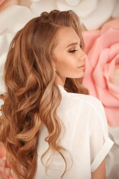 Maquillage Beauté Modèle Fille Aux Cheveux Roux Avec Longue Coiffure — Photo